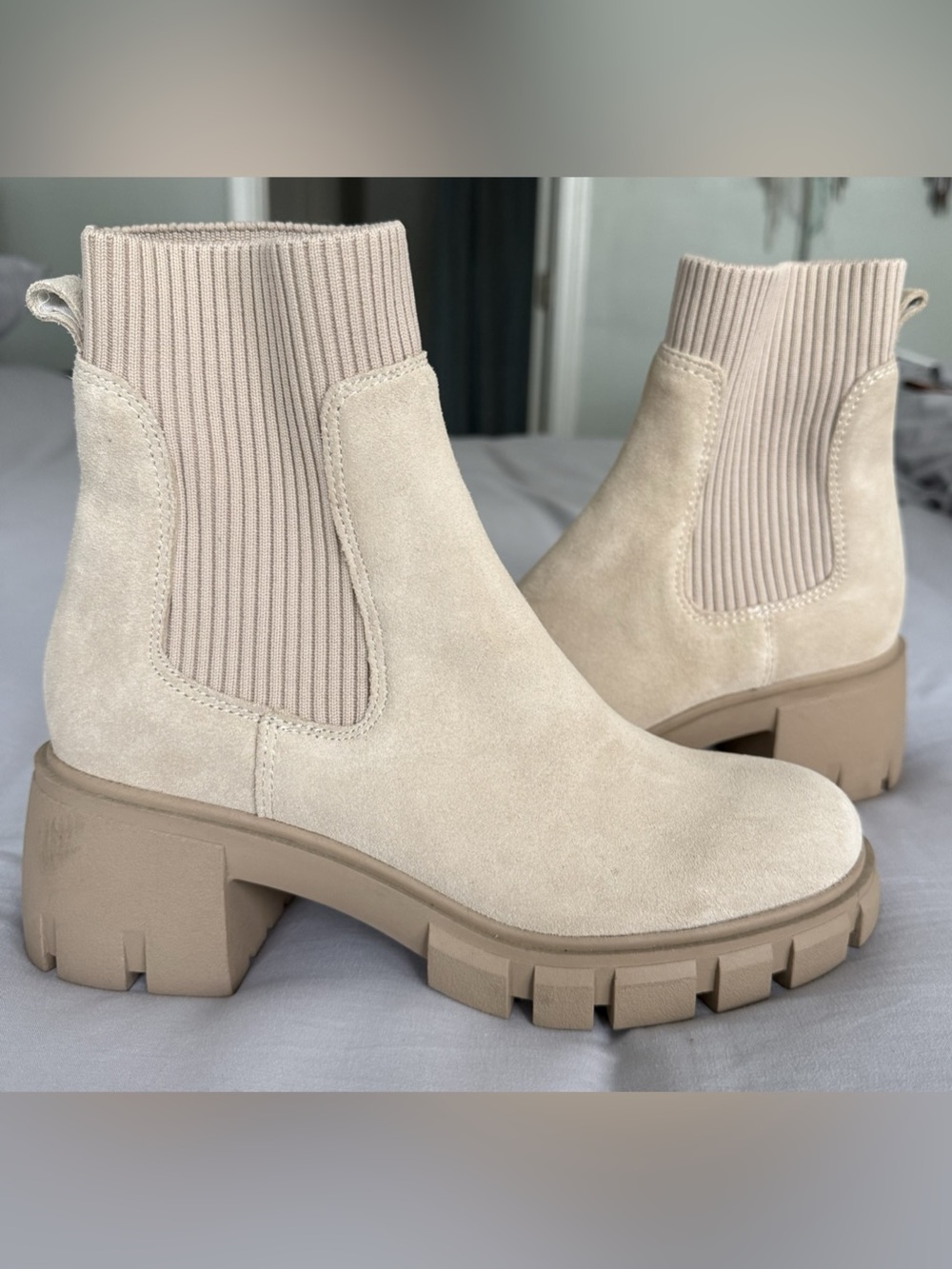 Steve Madden Lug Sole Chelsea Ankle Boots in Beige Like New 8M